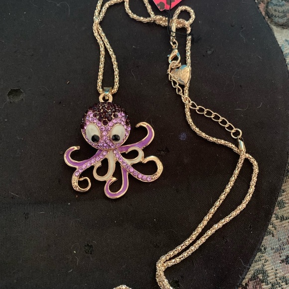 ⭐️Rare⭐️ Adorable Betsey Johnson Octopus necklace🐙 - Picture 4 of 5